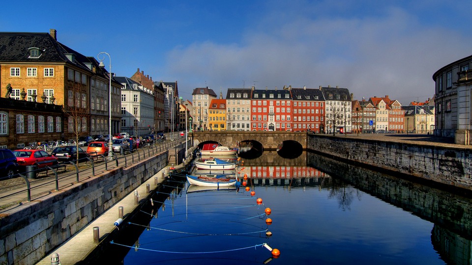 Kanal med vatten med några förtöjda båtar i Köpenhamn